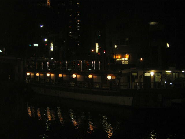裸の楽園コンパニオン付き屋形船宴会出航風景